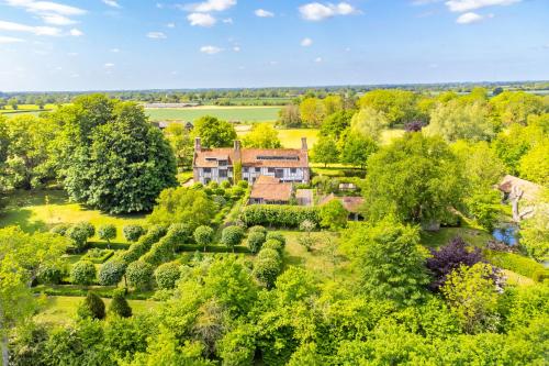 1,000 year old Medieval Flemings Hall sleeps up to 14 or 22 in Monk Soham