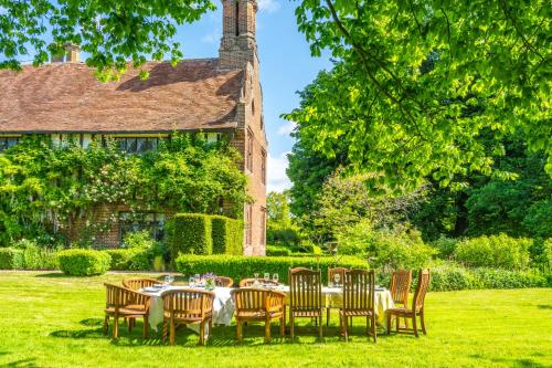 Skats, 1,000 year old Medieval Flemings Hall sleeps up to 14 or 22 in Monk Soham