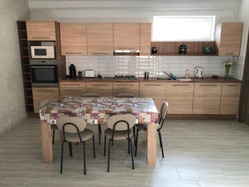 Kitchen, Mini Zoo Rezidencia in Ujudvar