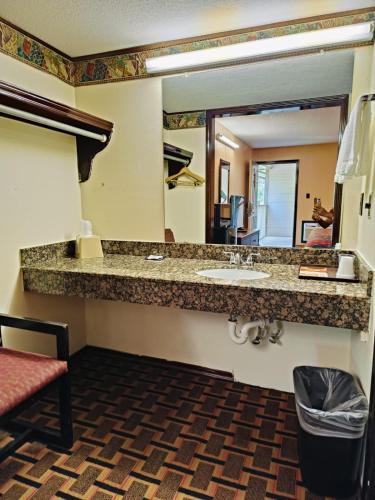Hotel O Victorian Inn Athens TX - 화장실