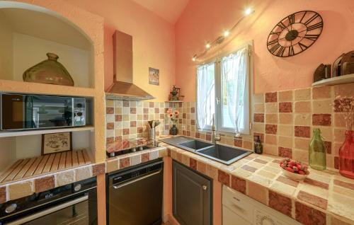 Three-Bedroom Holiday Home  image 10