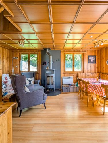 Repos en montagne, Chalet au vert, vue et terrasse in La Tzoumaz, Schweiz
