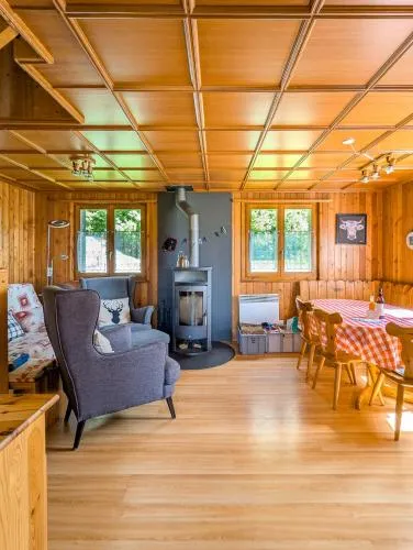 Repos en montagne, Chalet au vert, vue et terrasse in La Tzoumaz, Schweiz