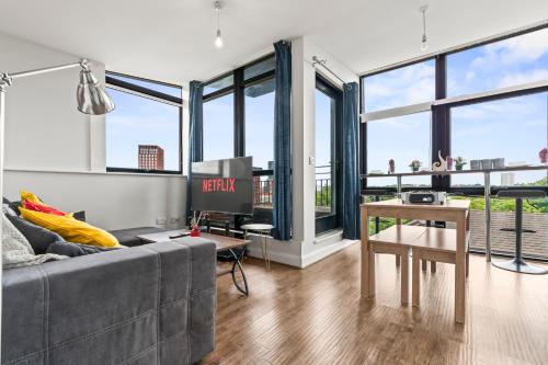 Luxury City Centre 3 Bedroom 5Beds Apartment with Secured Parking
