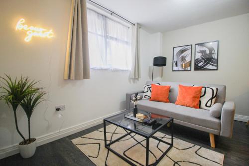 JQ Stylish Apartment - Next to City Centre - Perfect for Contractors, Tourist, Couples - 24-7 Secure Access & FAST WIFI