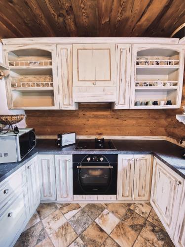 virtuve, Timber Charm Chalet in Rau Saduluja