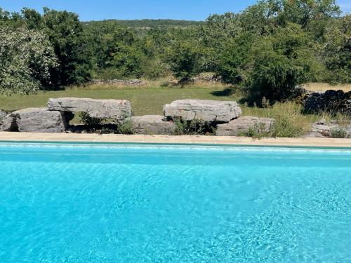 Peldbaseins, Mas de Méjas Gîte La Casaline (Mas de Mejas Gite La Casaline) in Calvignac
