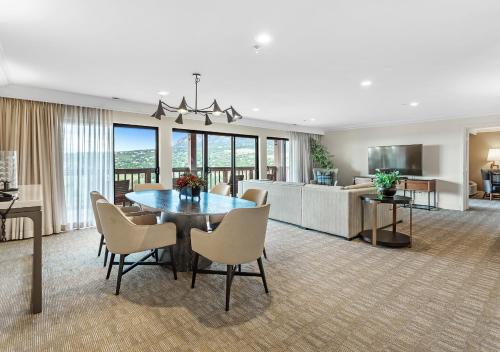 Közös társalgó / TV, Cheyenne Mountain Resort a Destination by Hyatt Hotels near Will Rogers Shrine of the Sun