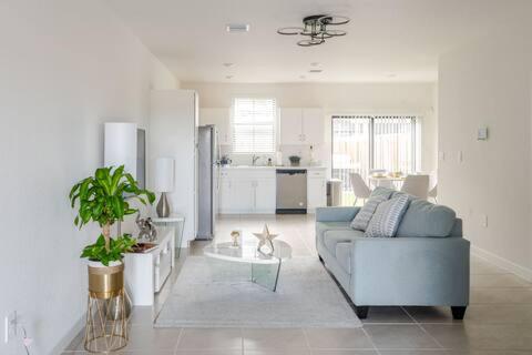 Moderno Town House a estrenar-Esperanza in Florida City, USA