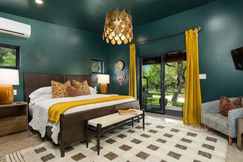 An Ololo #2 designer cabin plus hot tub in Fredericksburg, USA