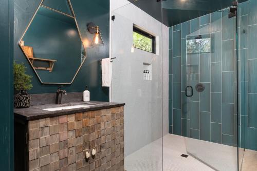An Ololo #2 designer cabin plus hot tub in Fredericksburg, USA