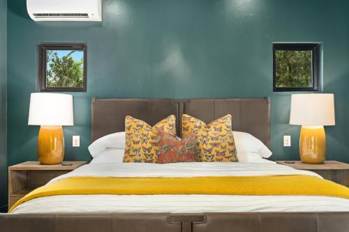 An Ololo #2 designer cabin plus hot tub in Fredericksburg, USA