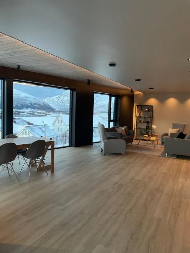 Romslig og sentrumsnær enebolig - Location, gîte - Vestvågøya