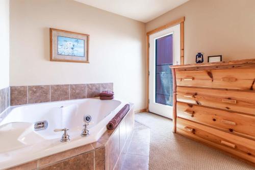 Incredible Views w Garage on Lake and bike trail in Tofte (MN)