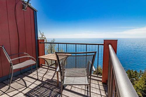 Incredible Views w Garage on Lake and bike trail in Tofte (MN)