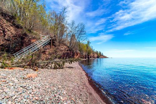 Incredible Views w Garage on Lake and bike trail in Tofte (MN)