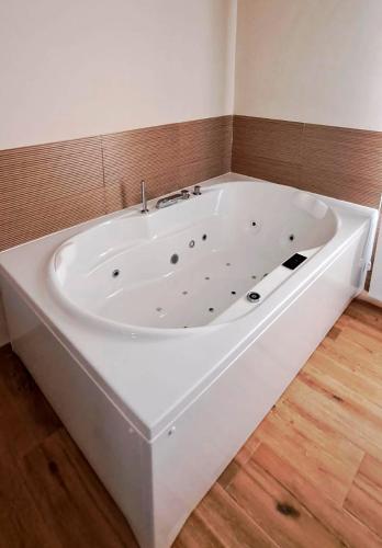 熱水浴缸, Apartamento La Monina CUEVAS DEL VALLE in 巴耶庫耶巴斯