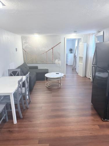 Garden level one bedroom apartment in 布羅克頓