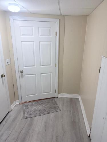 Garden level one bedroom apartment in 布羅克頓