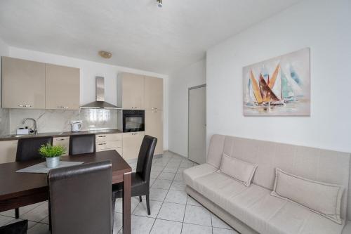 Apartment in Duce with sea view, terrace, air conditioning, WiFi 3423-3