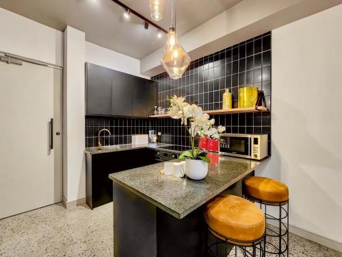 Upmarket and Stylish Apartment With Rooftop Pool.