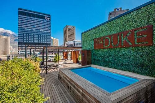 Upmarket and Stylish Apartment With Rooftop Pool.