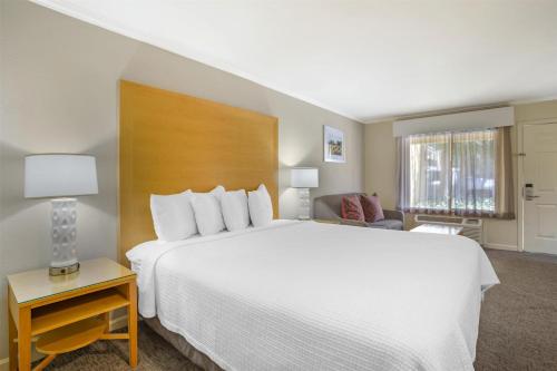 Best Western Plus Dixon Davis Room Type - King Room with Bath Tub - Mobility Accessible/Non-Smoking