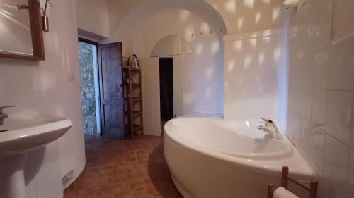 Ванна кімната, Antico casale per relax e natura in Мурло