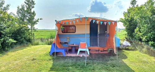 Kleurrijke retro contructam caravan vlakbij het Sneekermeer in Poppingawier