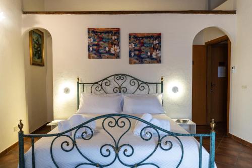 1 king bed, 1 twin bed