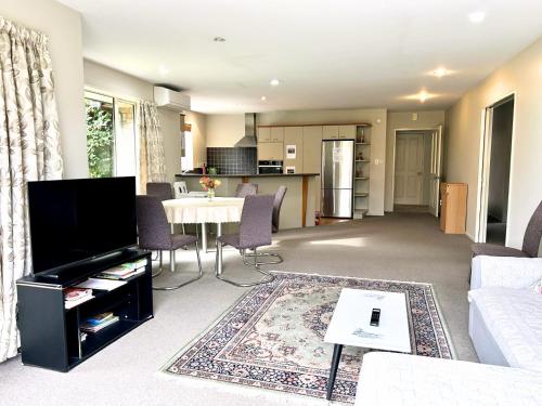 Sunny Garden Retreat - 3-BR Home near Mall, City & Airport in بابانيو