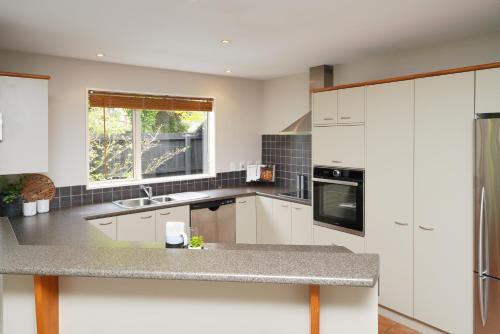 Sunny Garden Retreat - 3-BR Home near Mall, City & Airport in بابانيو