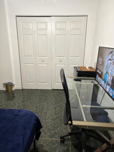 SNUG MINIMALIST FULL BED NEAR DOLPHIN MALL/FIU in Miami, USA