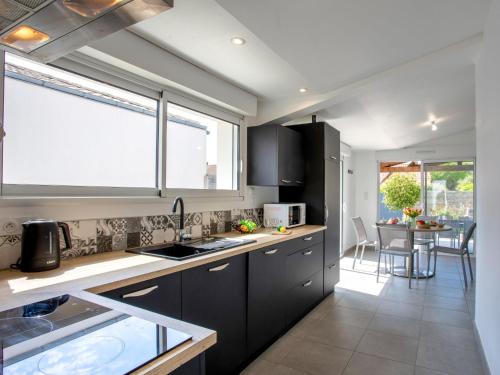köök, Holiday Home L'Effet Mer by Interhome in La Bernerie-En-Retz