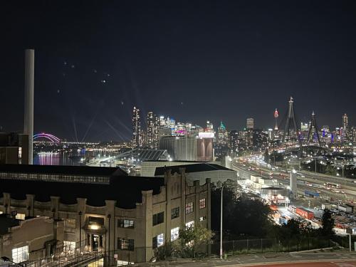 KozyGuru | Rozelle | Bridge View with Carpark - image 6