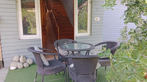 Quaint stays - By the river beas in พราน