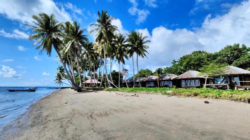 platja, Lavana Dive & Nature Resort in Pulau Una Una