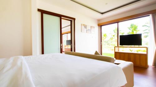 Suite with Garden View image 7