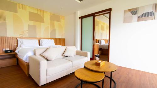 Suite with Garden View image 2