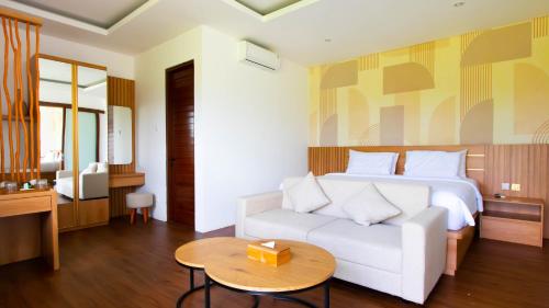 Suite with Garden View image 5