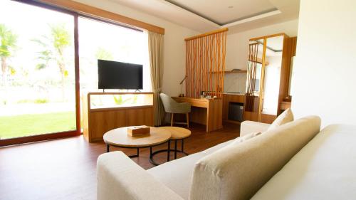 Suite with Garden View image 4