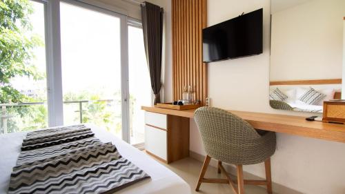 Deluxe Double Room with Balcony image 5