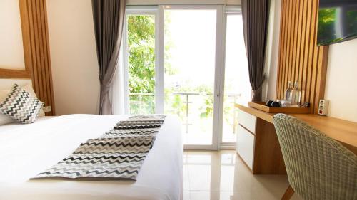 Deluxe Double Room with Balcony image 4