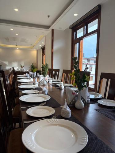 Restaurant, Snow Park Villas & Resort in Aleo