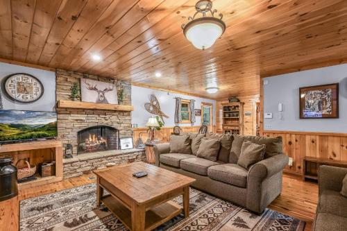 The Ranch Cabin in Great Smoky Mountain in Pigeon Forge Suburbs