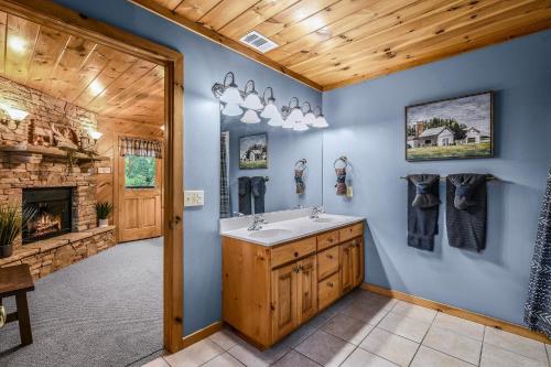 The Ranch Cabin in Great Smoky Mountain in Pigeon Forge Suburbs