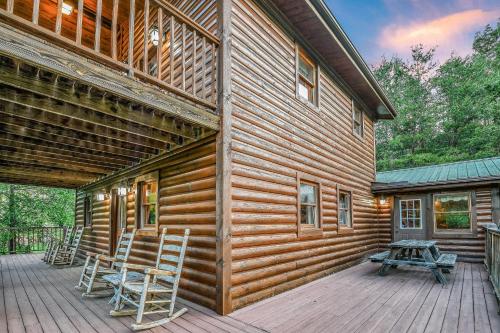 The Ranch Cabin in Great Smoky Mountain in Pigeon Forge Suburbs