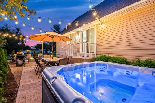 Cedar Point, Kalahari, Sports Force, Hot tub, Fire pit, EV, Pets, Beach, Fireplace, Park in Huron