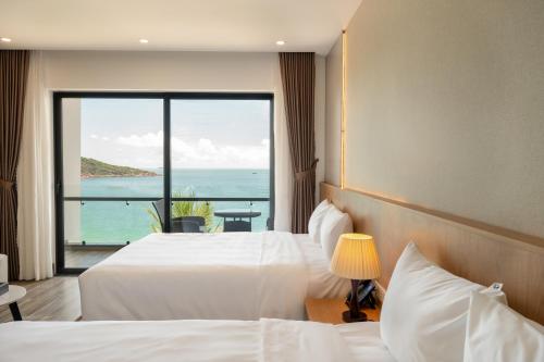 Deluxe Twin Room with Sea View image 10