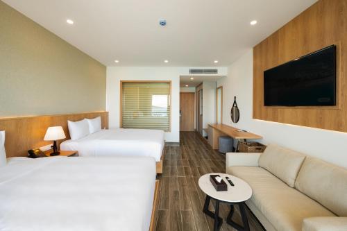 Deluxe Twin Room with Sea View image 5